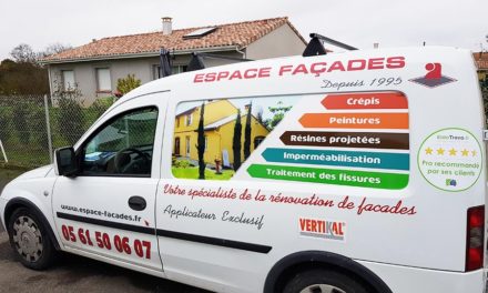Espace Façades affiche son partenariat avec Eldotravo  sur ses véhicules